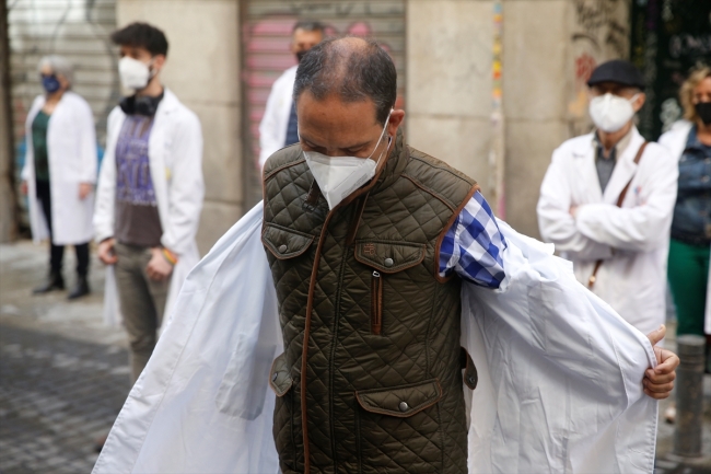 İspanya'da doktorlar son 1 yılda 15'inci kez eylem yaptı